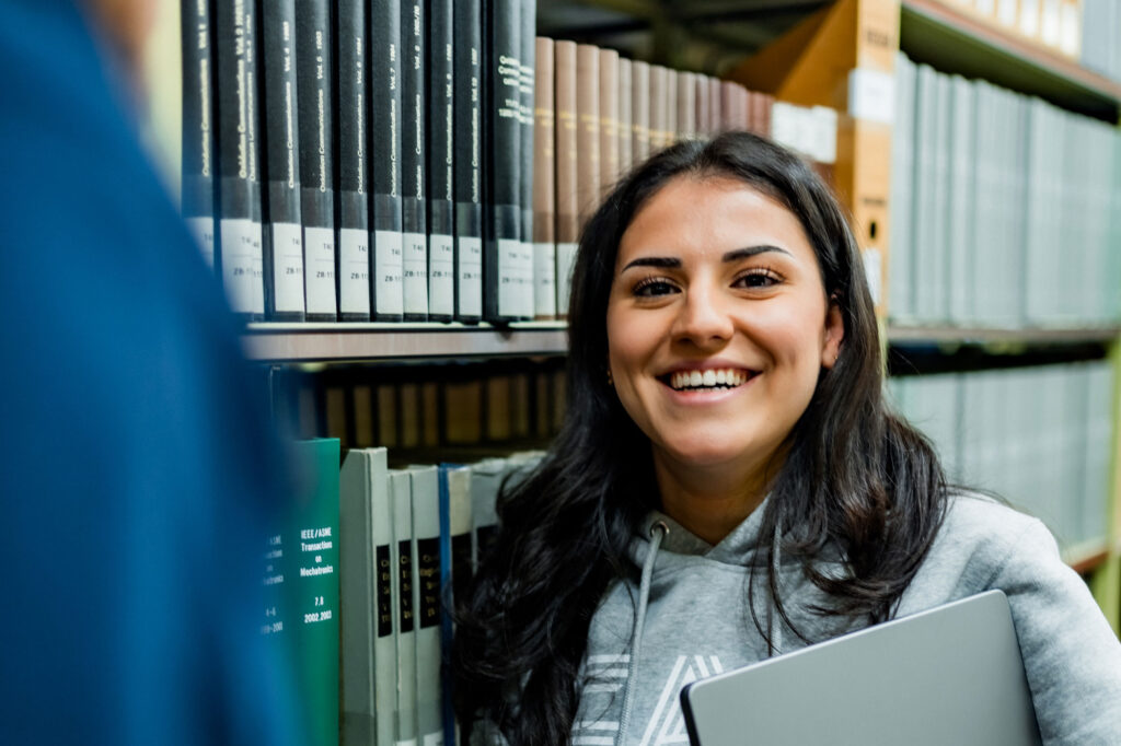 Studentin schaut in die Kamera.