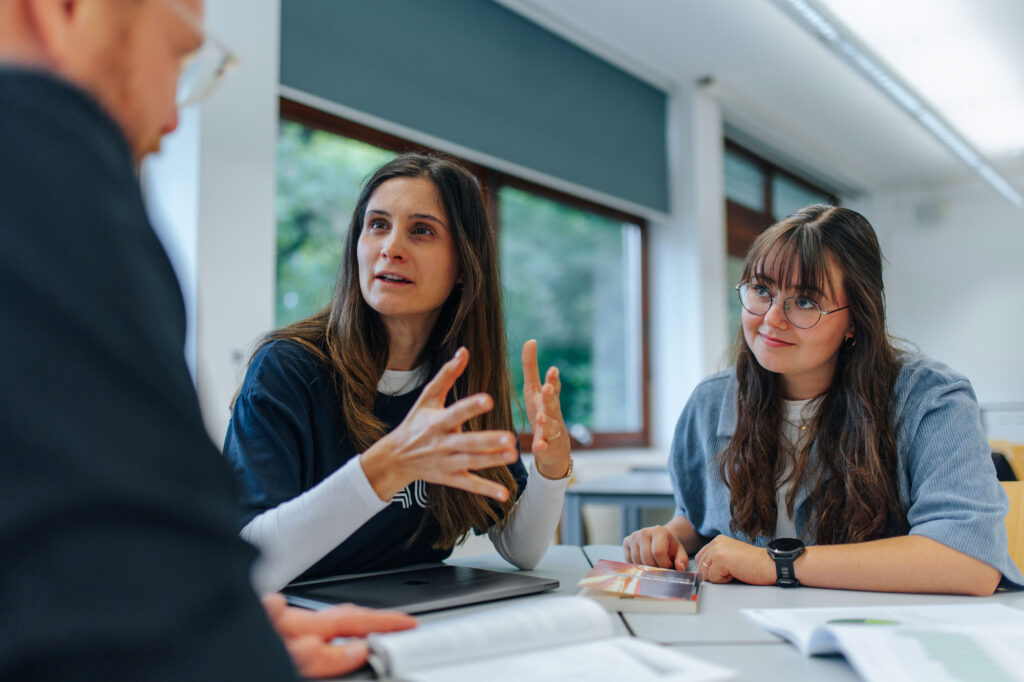 Drei Personen im Gespräch