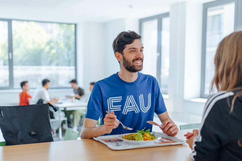 Student isst in der Mensa.