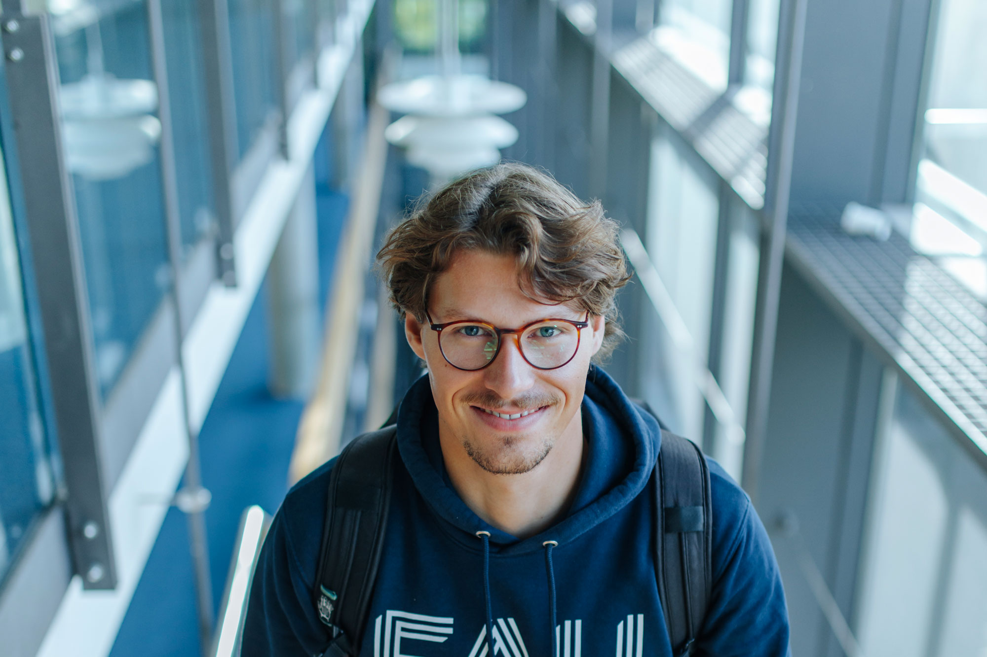 Ein Mann läuft eine Treppe nach oben.