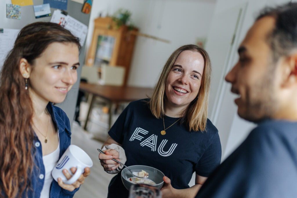 Drei Studierende im Gespräch