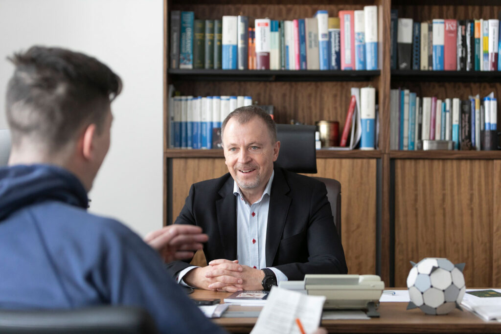 Andreas Hirsch in seinem Büro im Gespräch mit einer Person.