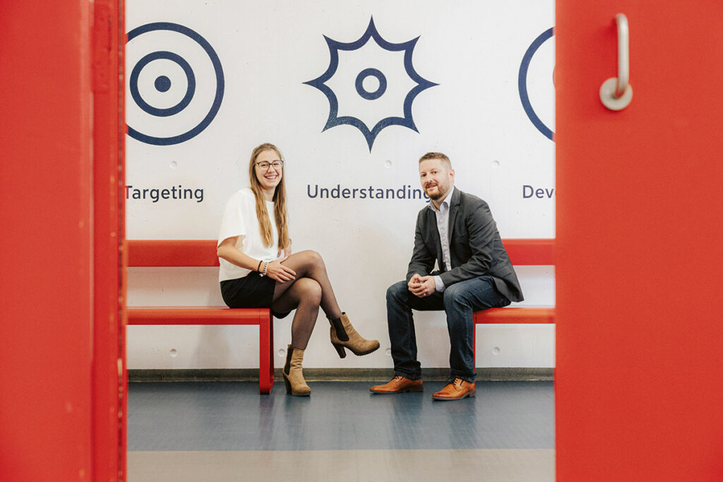 Katharina Oft and Maria Liebensteiner sit on a red bench.