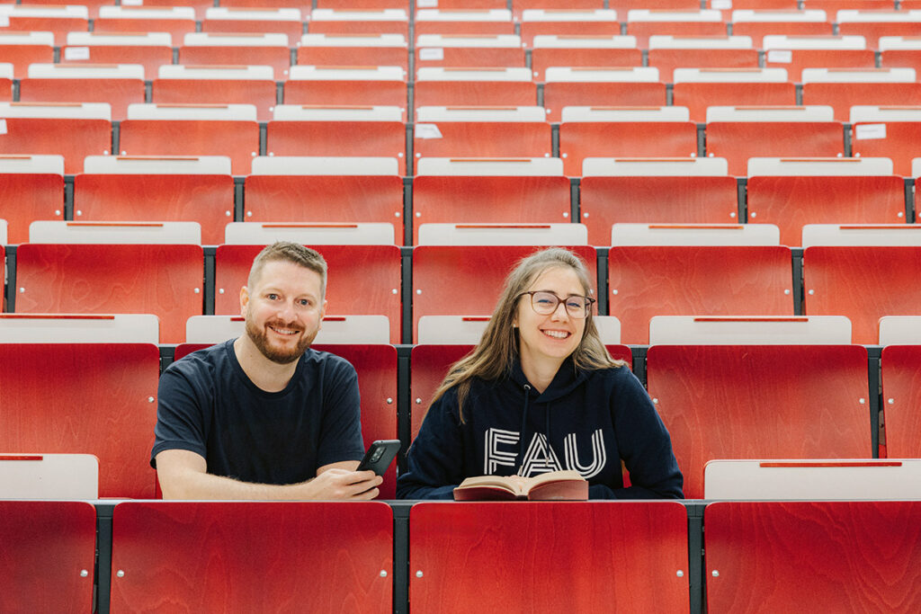 Katharina Oft and Maria Liebensteiner sit in a lecture hall.