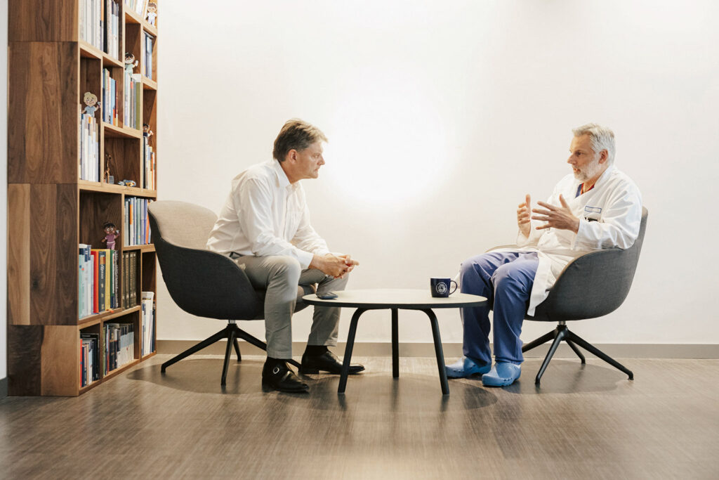 Joachim Hornegger and Oliver Schnell talking to each other.