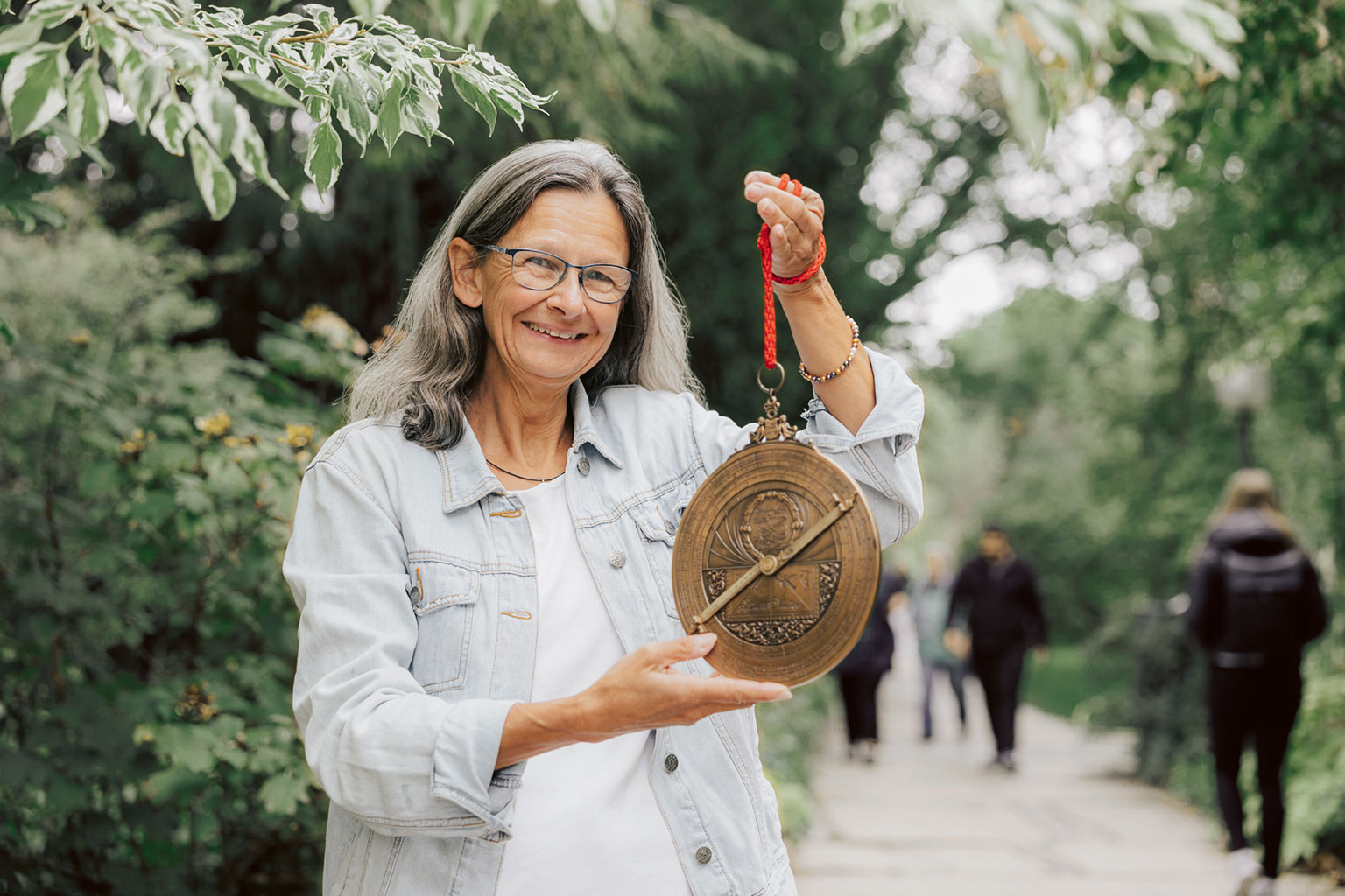 Petra Schmidl presents a replica.