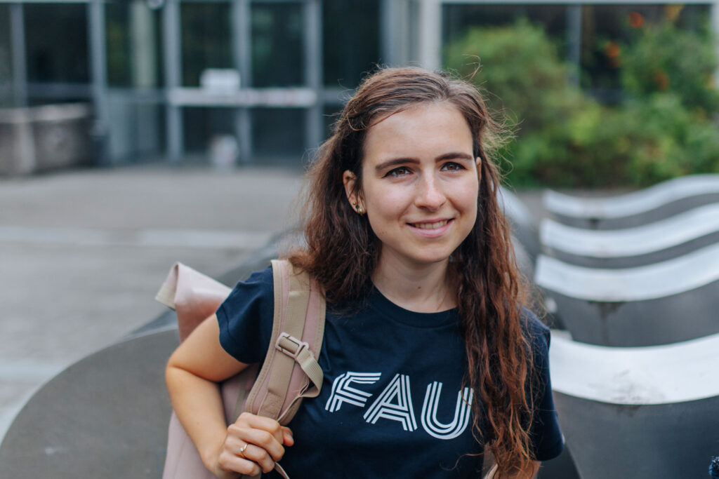 Eine Studentin mit Tasche