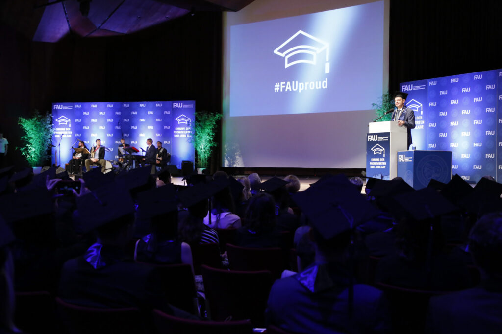 Rede des Präsidenten vor Publikum bei der Promoviertenfeier 2019.