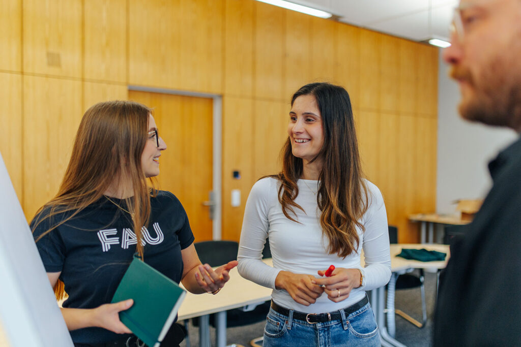 Drei Menschen diskutieren miteinander.