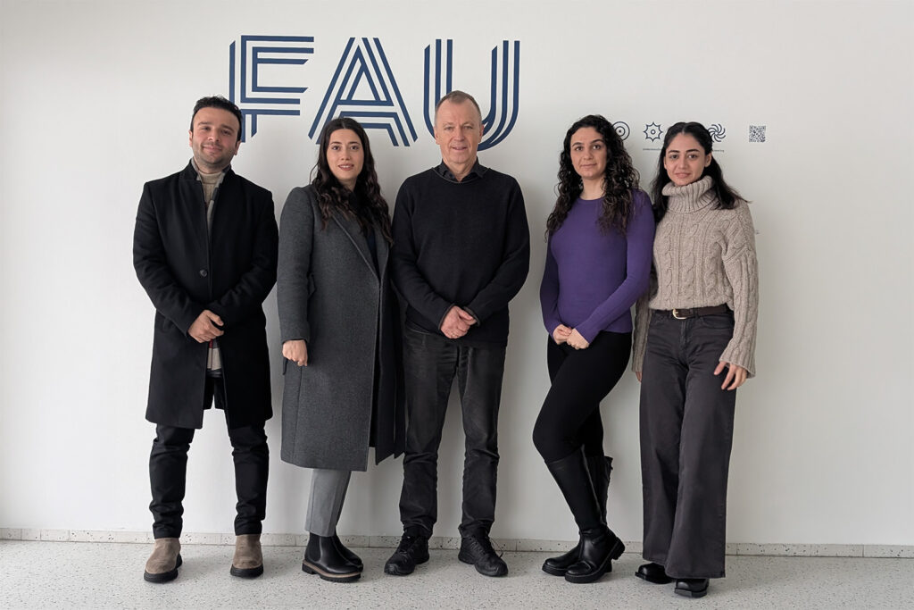 Gruppenfoto mit FAU Vizepräsident Andreas Hirsch und 4 Iranischen Studenten.