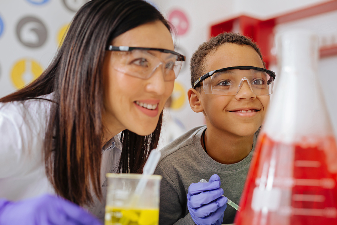 Chemielehrerin mit interessiertem Kind (Foto: Adobe stock #198943678, Viacheslav Yakobchuk)