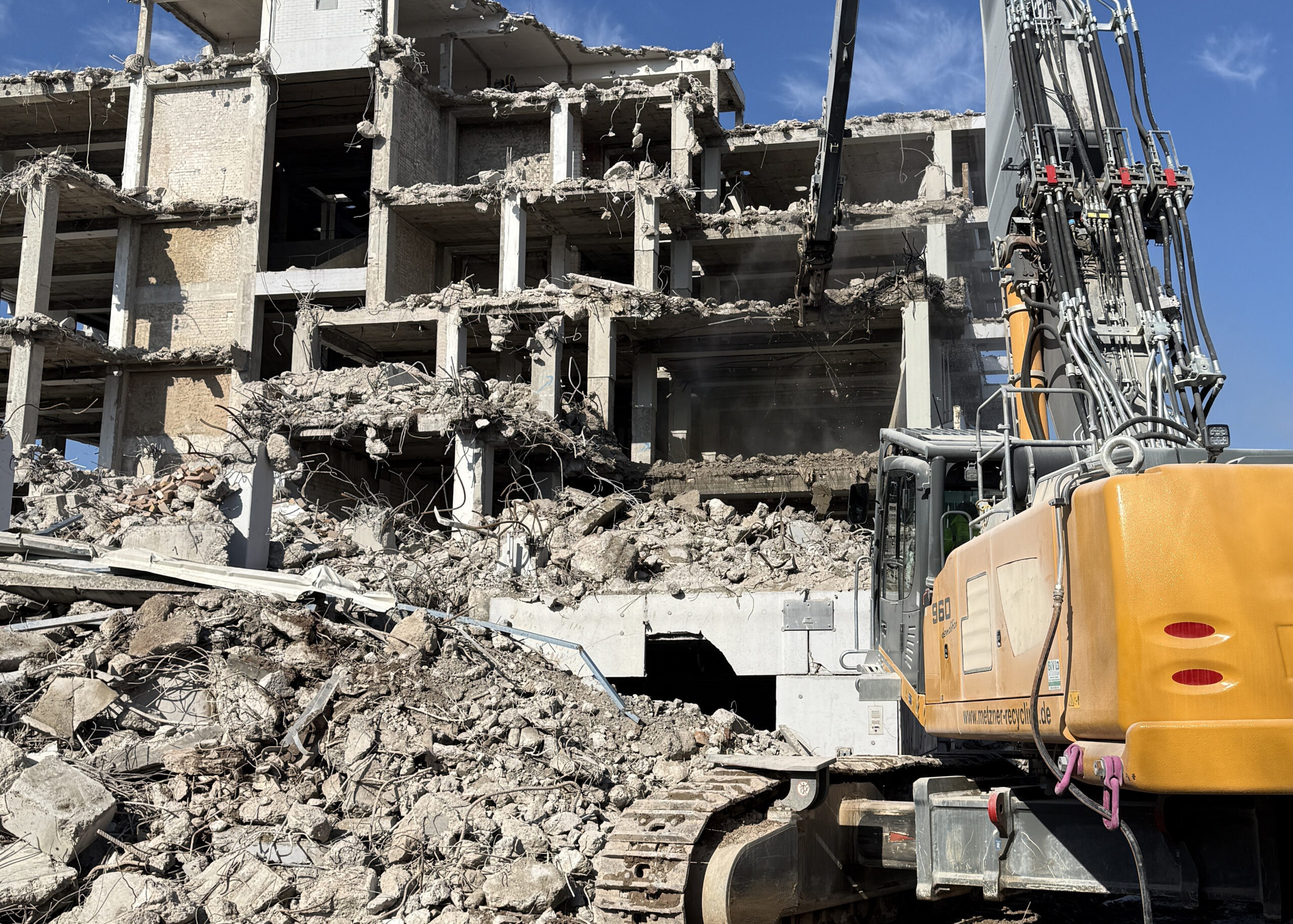 Ehemalige Organische Chemie weicht modernem Universitätsgebäude in der Henkestraße.