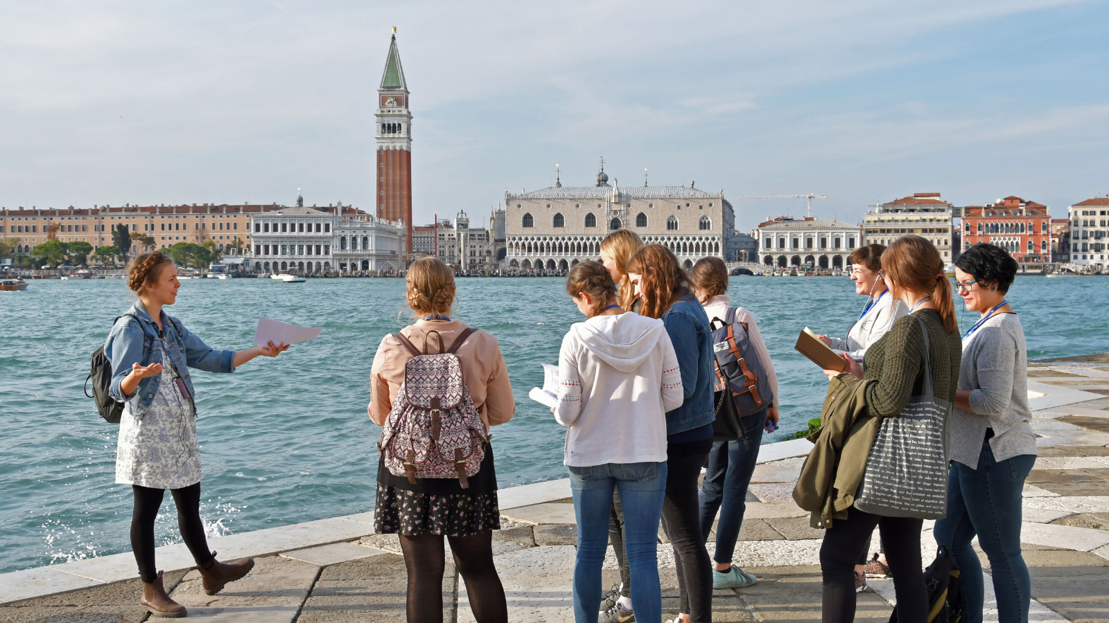 Studierende bei einem Referat mit Blick auf Venedig