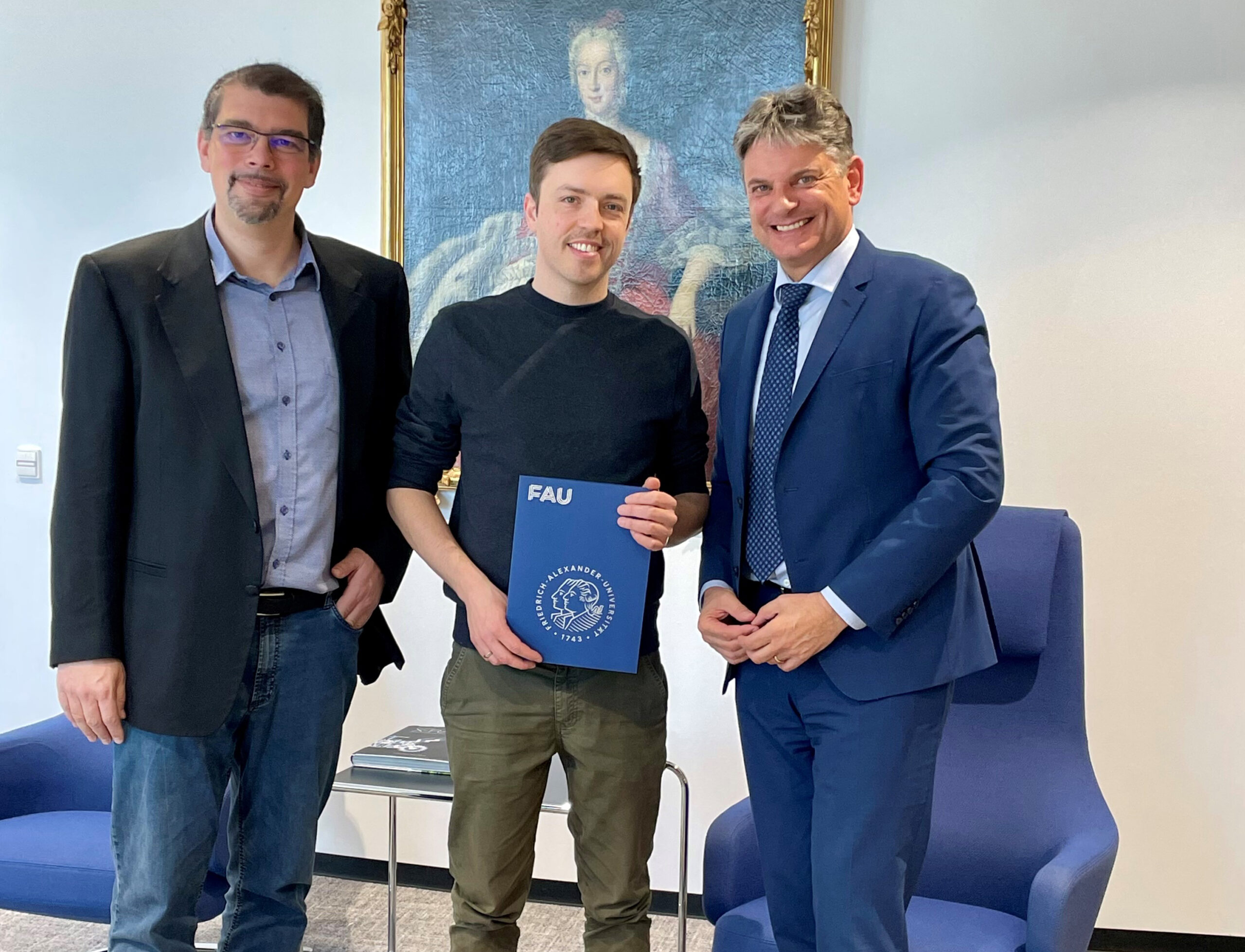 Übergabe der Auszeichnung FAU Innovation Influencer im Amtszimmer des FAU Präsidenten Hornegger.