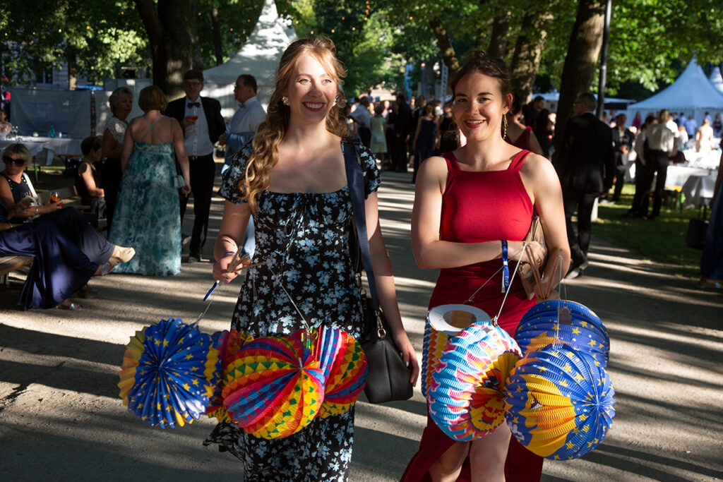 69. Schlossgartenfest, 2 weibliche Gäste mit Lampinons