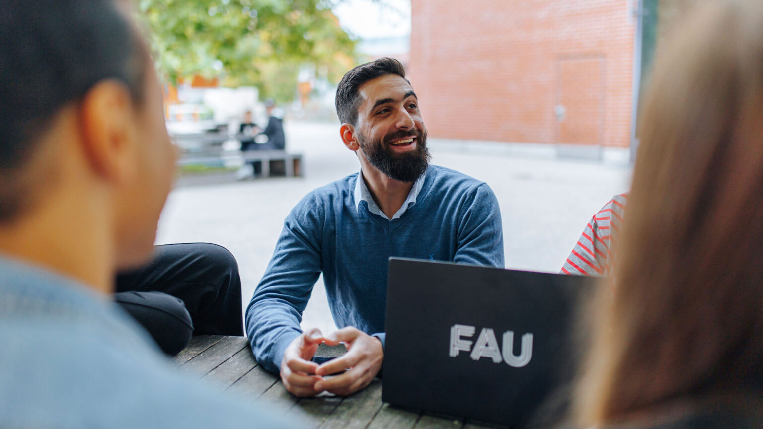 Menschen vor dem Gebäude der Wiso im Gespräch