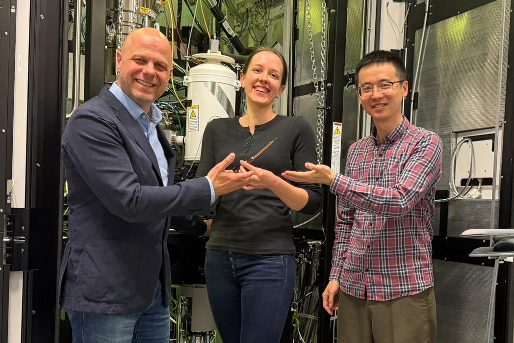 Prof. Dr. Erdmann Spiecker, doctoral researcher Irene Kraus, and Dr. Mingjian Wu at the transmission electron microscope.