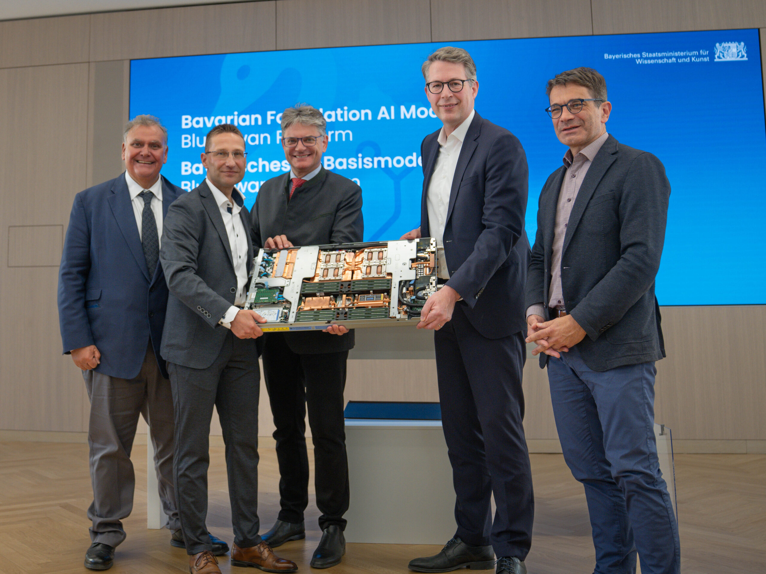 Rod Evans, NVIDIA-Vize-Präsident Supercomputing, André singer, Geschäftsführer MEGWARE, Prof. Dr. Joachim Hornegger, Präsident FAU, Markus Blume, Staatsminister Wissenschaft und Kunst, Prof. Dr. Gerhard Wellein, Leitung NHR@FAU.