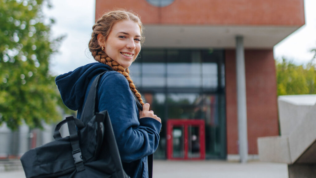 Student in front of a FAU building.