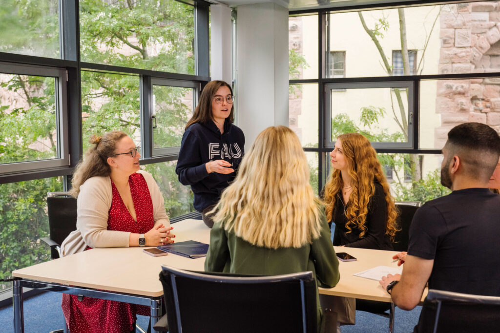 Students are discussing together in a seminar room.