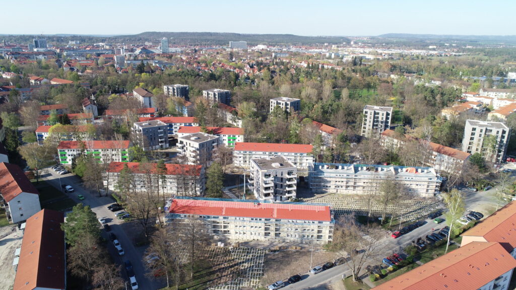 Bei Nachverdichtungsmaßnahmen ist immer kritisch, wie mit dem wohnumfeldnahen Grün umgegangen wird. Insbesondere ältere Bäume sind ökologisch sehr wertvoll und wirken positiv auf das Klima in der Siedlung und die Lebensqualität der Bewohner/-innen. In diesem Teil der Erlanger Rathenausiedlung wurden sehr viele Bäume gefällt. (Foto: Jan Gemeinholzer)