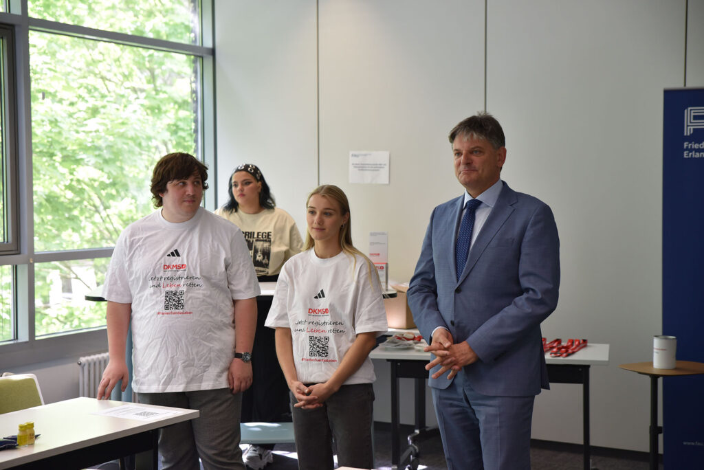 Group photo with FAU President Prof. Dr. Joachim Hornegger.