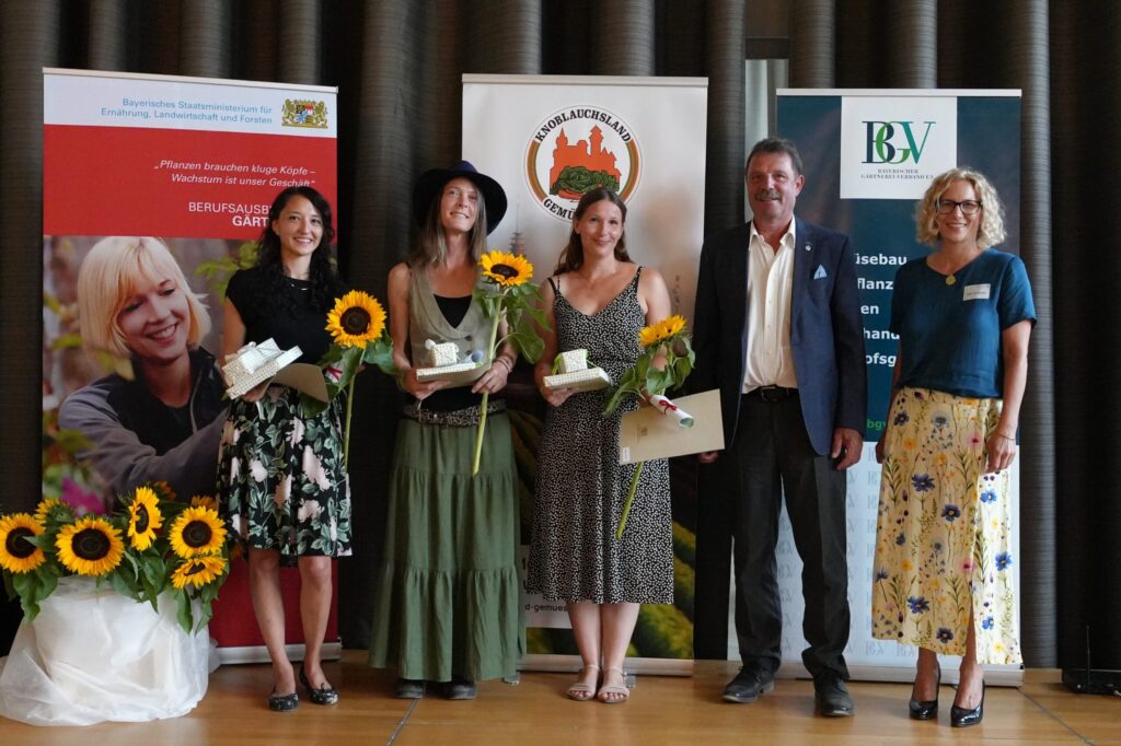 Evelyn Klutzny (left) was honored by BSZ Fürth for her outstanding academic achievements.