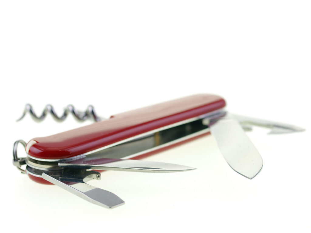 Multifunktionales Taschenmesser, isoliert auf weißem Hintergrund