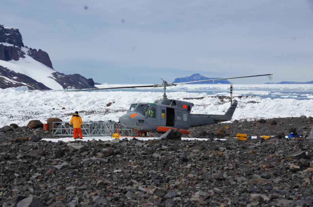 Der Helikopter wird für seinen Flug mit dem Eisdickenradar vorbereitet.