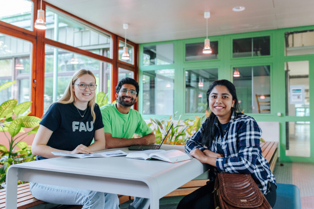 3 FAU-Studierende, 2 Frauen und ein Mann,