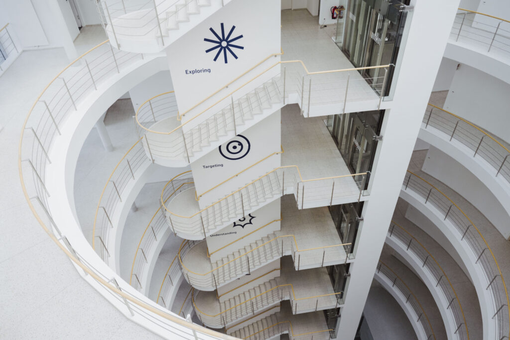 Blick in die Rotunde vom obersten Stockwerk nach unten.