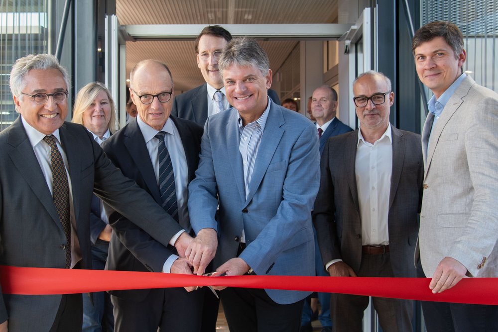 Prof. Dr. Sandoghdar, Prof. Dr. Heinrich Iro, FAU President Prof. Dr. Joachim Hornegger, and Prof. Dr. Vasily Zaburdaev cut the ribbon